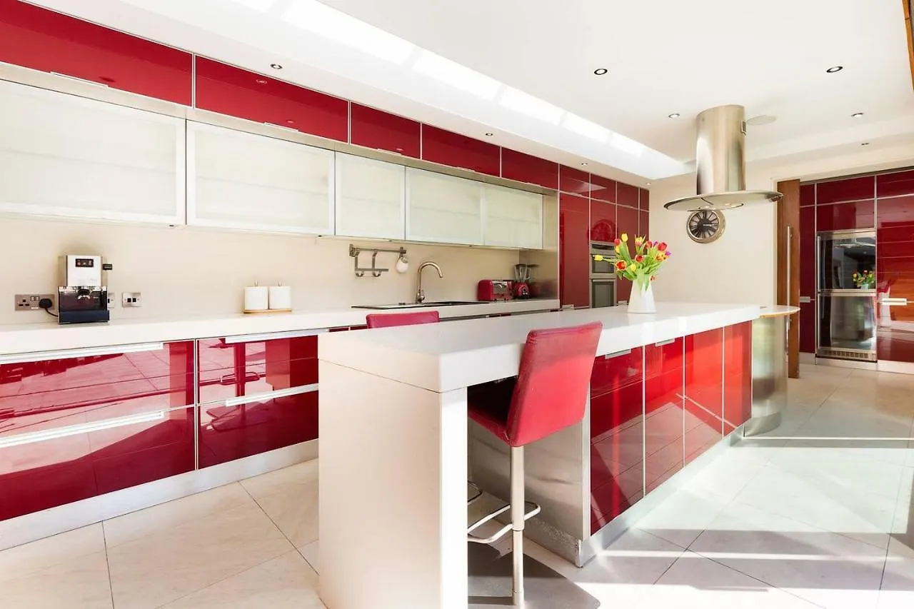 Modern Elegance, Steps From The Aviva! Home Cinema Dublin Holiday home
