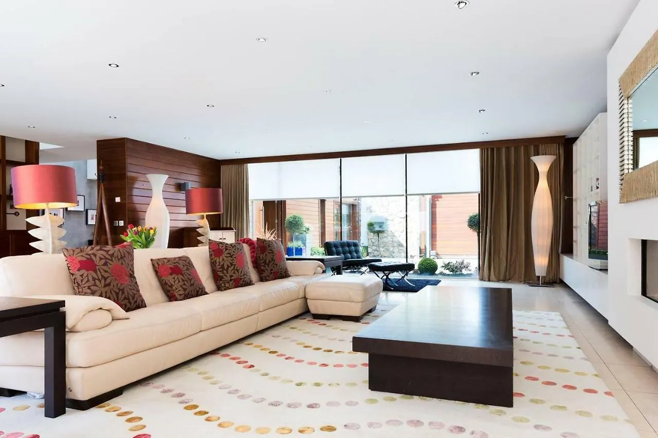 Modern Elegance, Steps From The Aviva! Home Cinema Dublin
