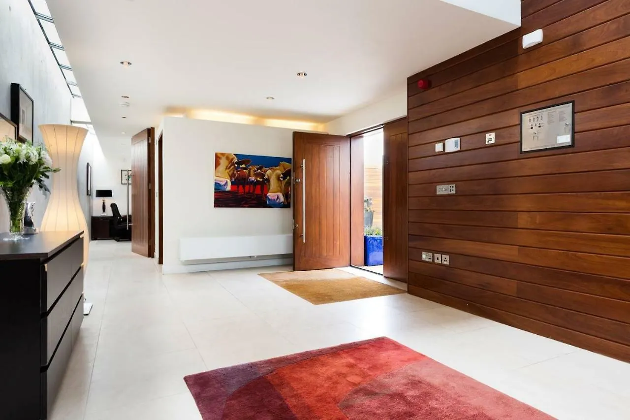 Modern Elegance, Steps From The Aviva! Home Cinema Dublin Holiday home